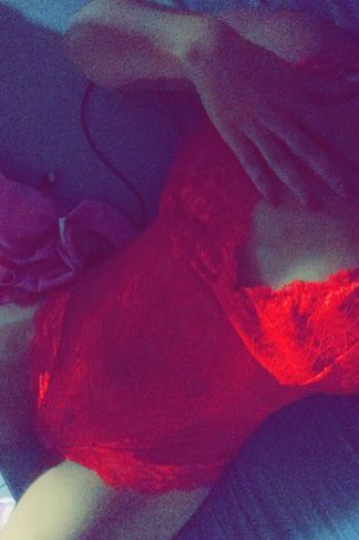 Pacsa, 22 éves escort, Vivi