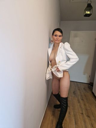 Krisztia Női szexpartner +36 30 748 1575 fénykép 4